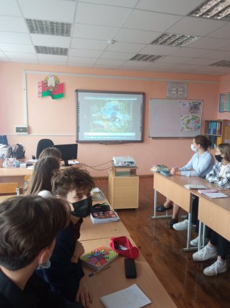 В рамках мероприятий ко Дню народного единства 11-классники приняли участие в оформлении тематического уголка и просмотре видеофильма и достижениях Беларуси