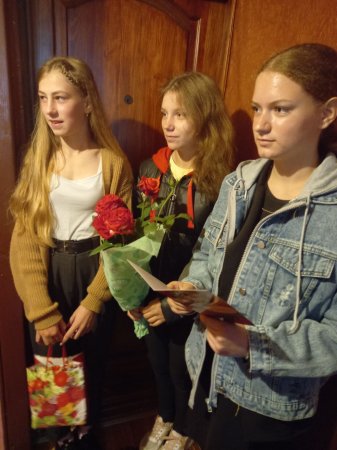 Волонтеры 9 В класса поздравили с праздником- Днём народного единства- малолетнюю узницу Столпец Ларису Ивановну