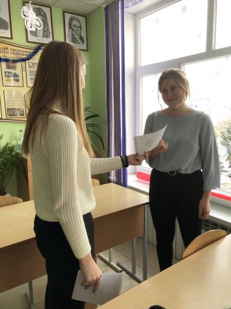 Члены молодёжного парламента Самедова Ксения,учащаяся 10 «А» класса и Кицун Дарья,учащаяся 11 класса,присоединились к Всемирному дню борьбы со СПИДом