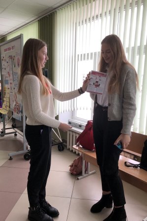 Члены молодёжного парламента Самедова Ксения,учащаяся 10 «А» класса и Кицун Дарья,учащаяся 11 класса,присоединились к Всемирному дню борьбы со СПИДом