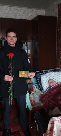 Одиннадцатиклассники поздравили ветерана ВОВ Кашуткина В.З. с Днём защитников Отечества