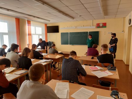 Педагоги филиала учреждения образования "Белорусский государственный экономический университет" "Новогрудский торгово-экономический колледж" провели профориентационную встречу с учащимися 9-10 классов.
