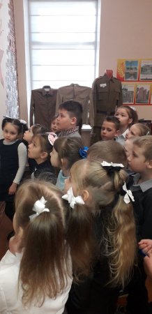 22 марта в 1"Б" классе прошёл единый урок "О чём звонят колокола Хатыни?", посвящённый 79-ой годовщине трагедии в Хатыни. Также ребята посетили фотоэкспозицию, оформленную в музее гимназии