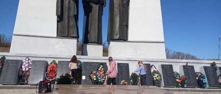 Трудовой десант по благоустройству братской могилы советских воинов и партизан в День памяти Хатынской трагедии
