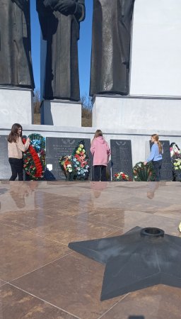 Трудовой десант по благоустройству братской могилы советских воинов и партизан в День памяти Хатынской трагедии