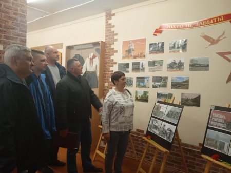 Первыми посетителями экспозиции, посвященной геноциду белорусского народа, в том числе в Зельвенском районе, стали учителя физической культуры и здоровья Зельвенского района.