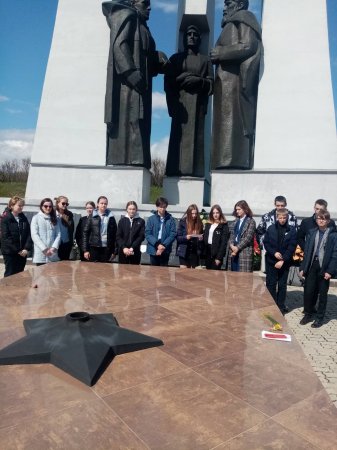 В 9"А" классе были проведены Уроки Памяти, посвященные победе в Великой Отечественной войне. Ребята посетили экспозицию школьного музея, а также Братскую могилу воинов и партизан.