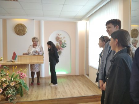 Учащиеся 9 "Б" класса в рамках единого урока, посвященному Дню семьи, посетили отдел ЗАГС Зельвенского райисполкомал