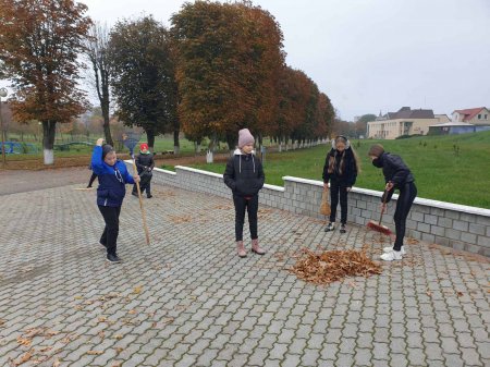 Учащиеся 5 и 7 а классов провели трудовой десант по уборке памятника