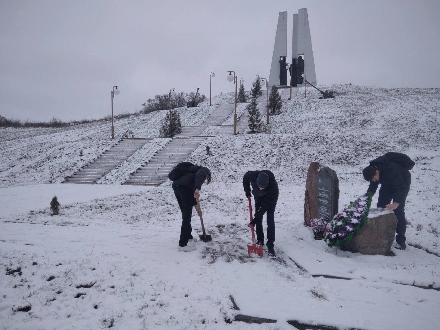 Учащиеся 10 "А" и 10 "Б" классов положили начало операции "Снежный бум" по расчистке снега на братской могиле советских воинов и партизан