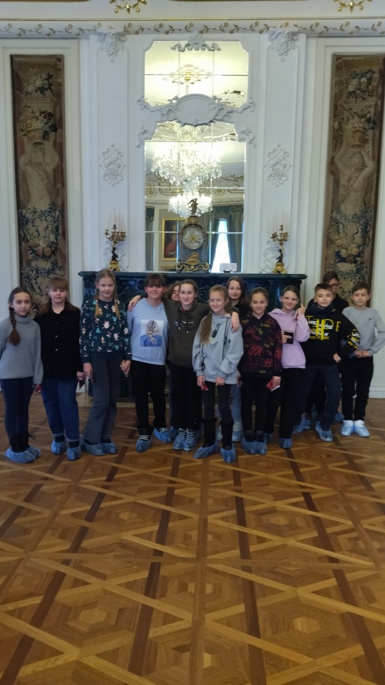 Учащиеся 6А класса посетили с экскурсией Мирский замок