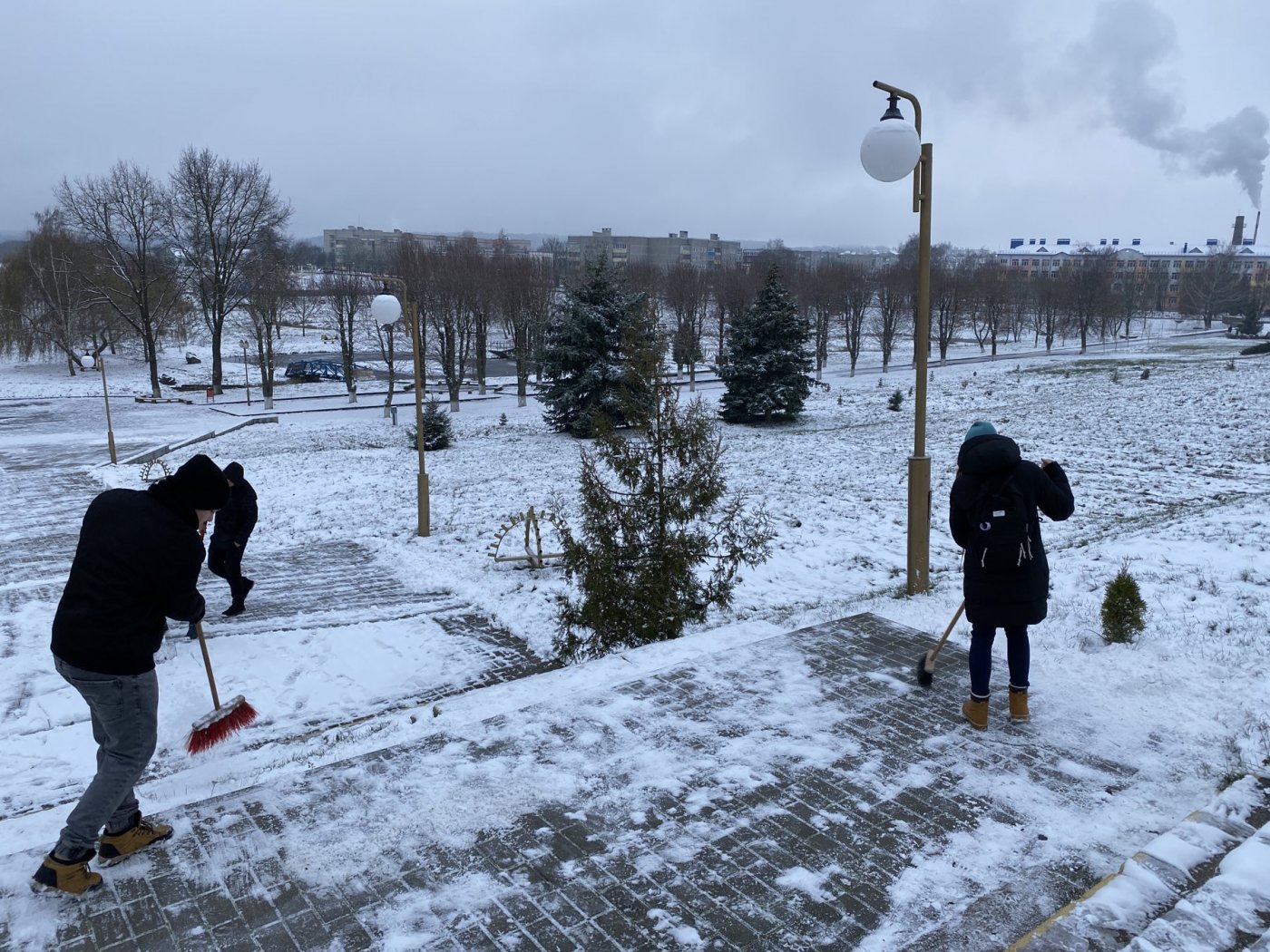Учащиеся гимназии приняли участие в операции «Снежный бум» расчистка снега на территории братской могилы советских воинов и партизан