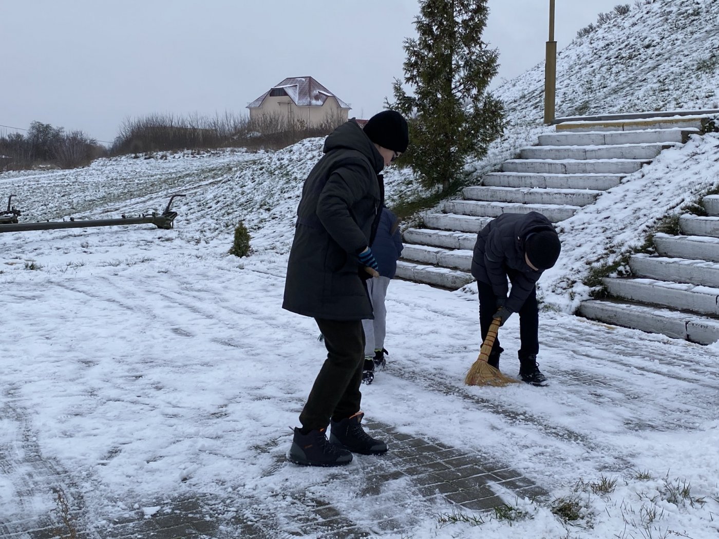 Учащиеся гимназии приняли участие в операции «Снежный бум» расчистка снега на территории братской могилы советских воинов и партизан