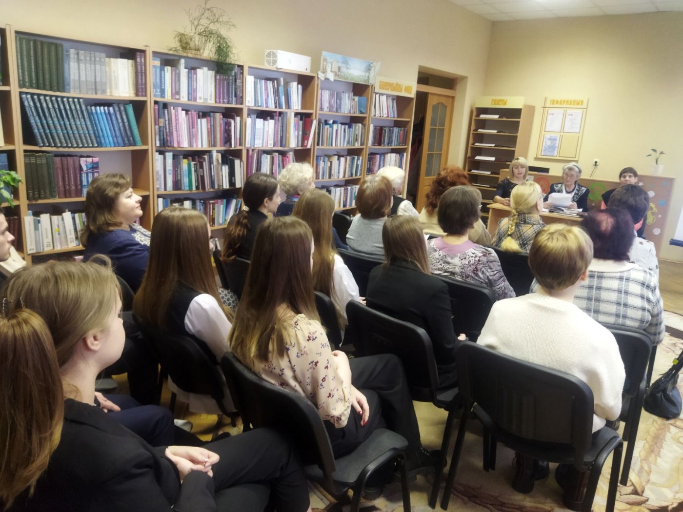 Учащиеся 10 "А" класса приняли участие в литературном вечере, посвященном 80-летию белорусского писателя и публициста Миколы Чернявского.
