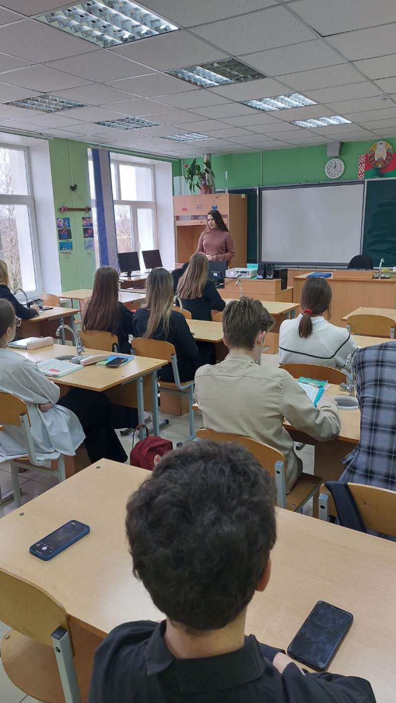Выпускница гимназии 2016 года, Иосько Екатерина, а сейчас преподаватель учреждения высшего образования "Белорусский государственный экономический университет", провела профориентационную беседу с учащимися 11 класса