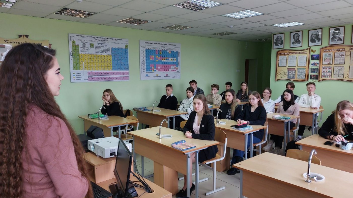 Выпускница гимназии 2016 года, Иосько Екатерина, а сейчас преподаватель учреждения высшего образования "Белорусский государственный экономический университет", провела профориентационную беседу с учащимися 11 класса