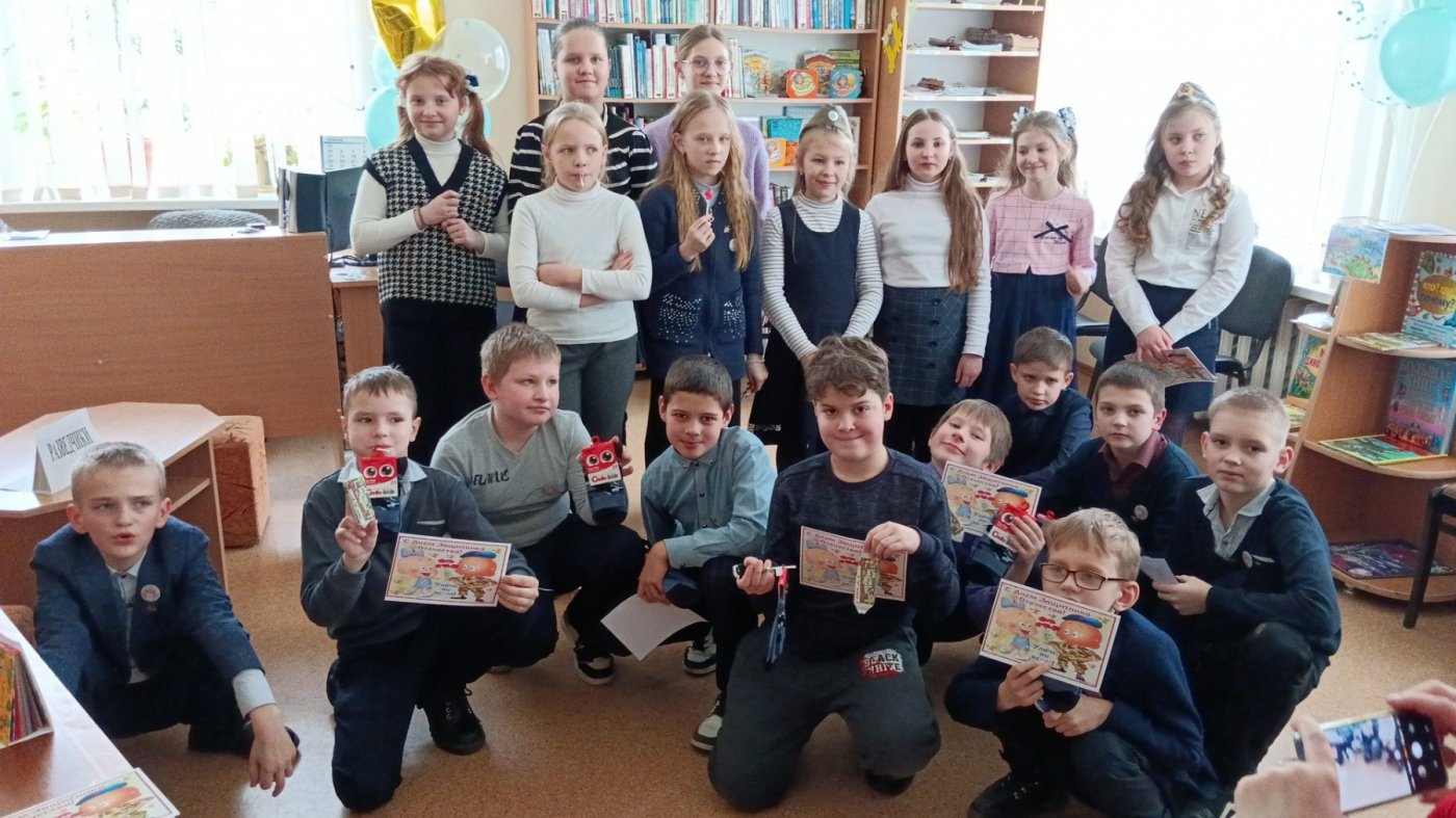 23 февраля девочки 4 "А" класса совместно с работниками детской библиотеки поздравляли мальчиков с праздником.