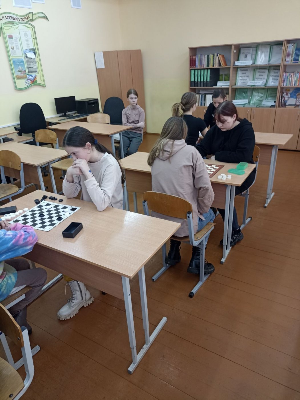 Первое место заняла сборная команда учащихся гимназии  по шашкам среди девяти команда на районных соревнованиях