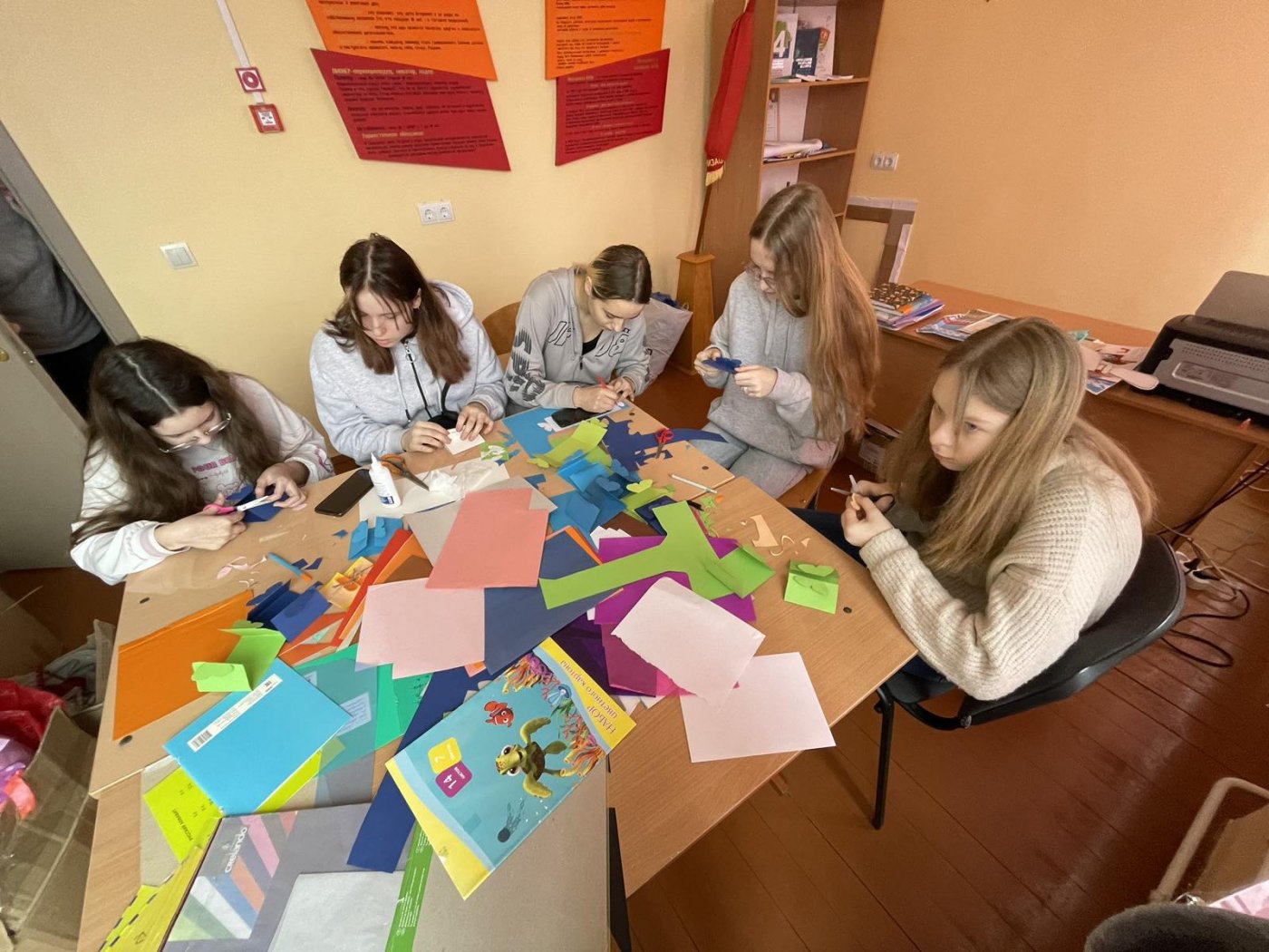 В преддверии Международного женского дня в Гимназии открылась творческая мастерская по изготовлению открыток!