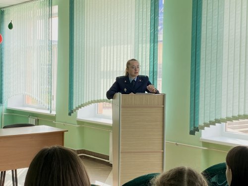 Перед учащимися 7-8 классов с темой «Половая неприкосновенность несовершеннолетних» сегодня выступила помощник прокурора Зельвенского района Анна Стрелец. 