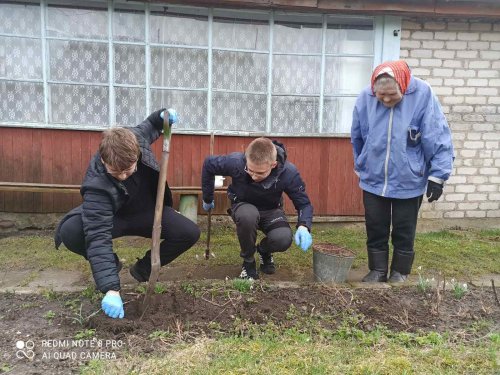 Учащиеся 9Б класса начали весенние каникулы с оказания волонтёрской помощи ветерану педагогического труда Иголко Нине Юрьевне.
