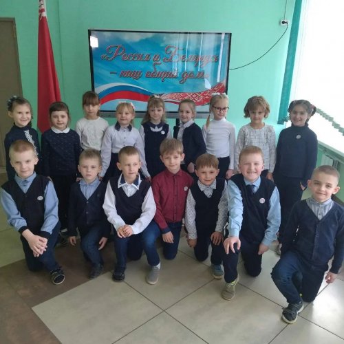 Информационный час в 1А классе, посвященный Дню единения народов Беларуси и России.