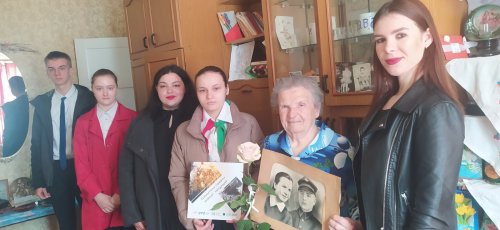  В памятный день 11 апреля учащиеся гимназии №1 г.п.Зельва совместно с работниками Центра культуры посетили  малолетнюю узницу Мацкевич Клавдию Михайловну.