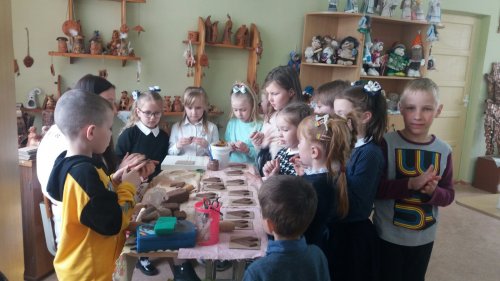 Учащиеся 1"Б" класса гимназии посетили Дом ремёсел в агрогородке Деречин. 
