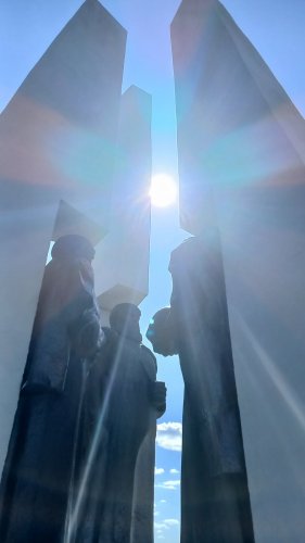 Почётный караул у памятника советским воинам и партизанам несут победители районного  этапа  Республиканской военно-патриотической игры "Орлёнок".