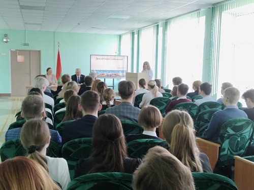 Сегодня 11 мая на базе гимназии состоялась диалоговая площадка учащихся 10-11 классов с Семеняко Валентином Михайловичем, депутатом палаты представителей Национального собрания Республики Беларусь.