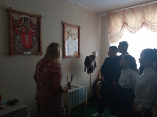 Учащиеся 9 «А» класса стали посетителями музейной комнаты, посвященной Анненской ярмарке. 
