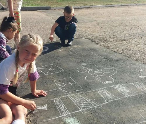 21 сентября в группе продленного дня гимназии N1 г.п.Зельва прошёл конкурс рисунков на асфальте "День без автомобиля", посвященный  Всемирному дню без автомобиля.
