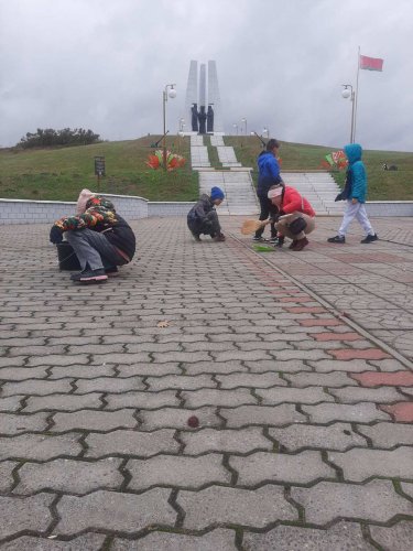 Учащиеся УО "Государственная гимназия №1 г.п. Зельва" приняли участие в волонтёрской акции по уборке памятных мест и воинских захоронений