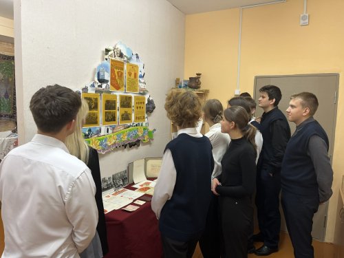 26 октября в историко-краеведческом музее гимназии открылась выставка, посвященная 105-летию со дня образования ВЛКСМ. 