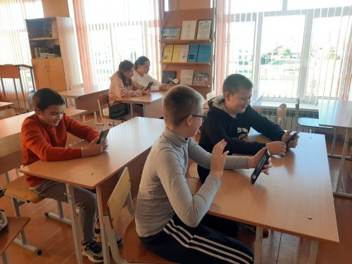 Сегодня самые активные учащиеся 5-х и 6-х классов приняли участие в онлайн-конференции с ЦТДиМ: ребята   пообщались с педагогом-организатором центра творчества Инной Валерьевной Плавской, сыграли в онлайн-игры и в игру Крокодил.