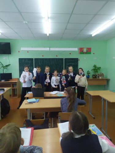 Учащиеся 5"А" класса на уроке русской литературы впервые попробовали себя в роли актёров кукольного театра