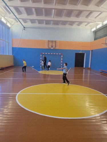 Воспитанники лагеря с удовольствием проводят время в спортивном зале