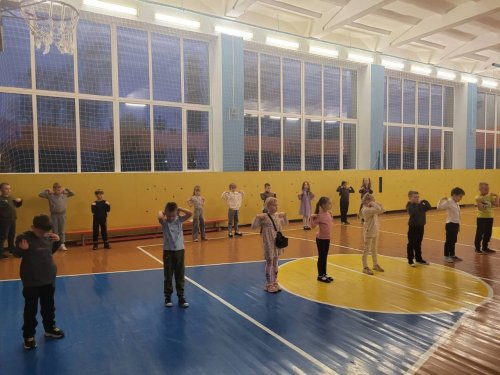 Воспитанники лагеря с удовольствием проводят время в спортивном зале