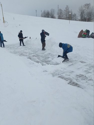 19 января 2024 года волонтёры  гимназии 1 г.п. Зельва организовали трудовую акцию "Обелиск" по уборке от снега территории памятника погибшим в годы Великой Отечественной войны.
